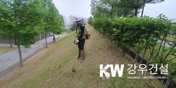 김천시 율곡동 안산공원, 서낭댕이 공원 외 잔디관리공사 1차 예초 작업_3